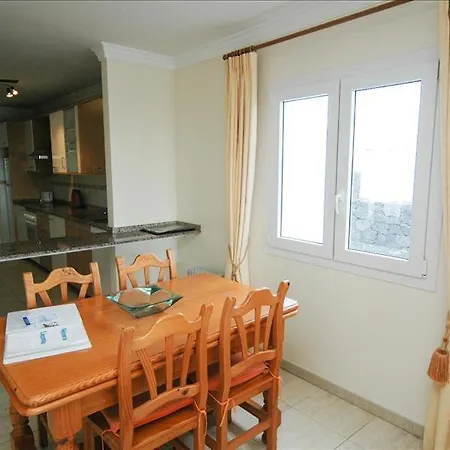 Puerto Del Carmen Sleeps 5 With Pool Vila